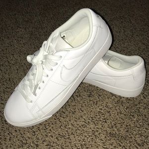 ⭐️ BOGO ⭐️ Nike Plain White Sneakers